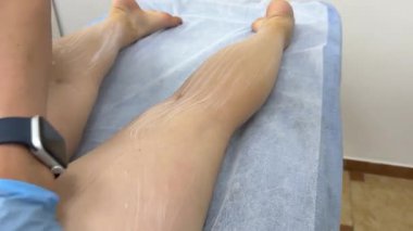 Modern güzellik tedavisi. Spa salonunda bacaklardaki fazla selüliti alıyor. Cilt tazeleme. VelaShape, vücut hatları ve selülit azaltılması için kullanılan cerrahi olmayan tıbbi bir cihazdır.