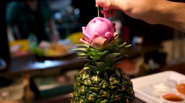 Yaz tatili yakınlarında ananas. - Yakın çekim. Dikey görüntü. Yüksek kalite 4k görüntü