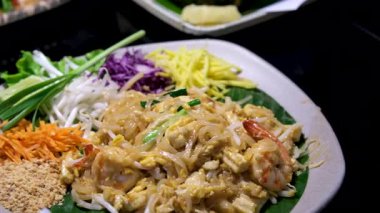 Otantik Tayland usulü karides, pilav eriştesi ve fıstık. Yüksek kalite 4k görüntü