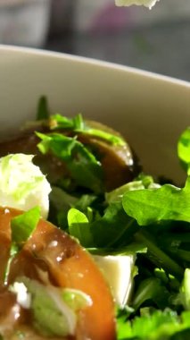 Salata kasesi somon, avokado, brokoli, zeytin ve taze Romaine marulu. Poke bowl salatası, stok video 4K. Yüksek kalite 4k görüntü