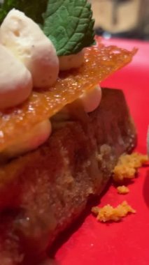 Vanilyalı dondurmanın üzerine erimiş çikolata sosu döküldü. Yaz lezzetli tatlı. Yüksek kalite 4k görüntü