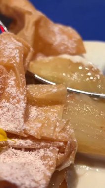 Taze pişmiş ev yapımı armut ve pırasalı tart. Yakın plan çekim. Yüksek kalite 4k görüntü