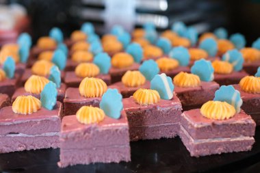 Çeşitli küçük lokma sıraları sergilenmekte olan lezzetli gurme tatlılar. Yüksek kalite fotoğraf