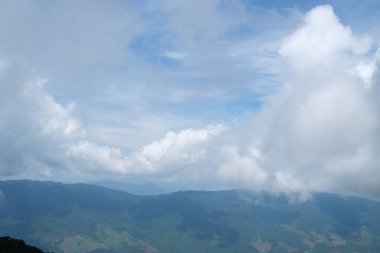 Güneşin doğuşuyla mavi gökyüzünün güzel manzarası. Parçalı bulutlu. Arka plan bulutlu yaz. Bulutlu yaz. Gün batımında gökyüzü bulutsuz. Doğal gökyüzü sinematik güzel sarı ve beyaz doku