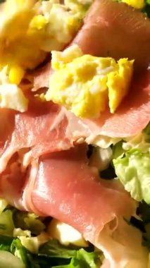 Taze sebze salatası ızgara şeftali, nar, ıspanak ve taze peynir. Yüksek kalite 4k görüntü