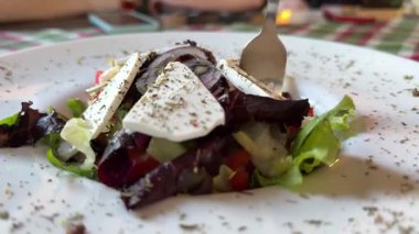 Masada bir kase taze Sezar salatası. Yüksek kalite 4k görüntü