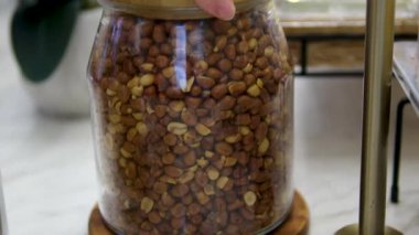 Sıfır sürdürülebilir yaşam biçimi. Yeşil ekolojik paket dükkanında organik fındıklı cam kavanozlar. Yüksek kalite 4k görüntü