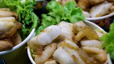 Marul ve domates garnitürlü mayonez soslu kızarmış karides. Yüksek kalite 4k görüntü