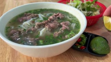 Geleneksel Tayvan usulü haşlanmış etli erişte. Kireç suyu hayatta