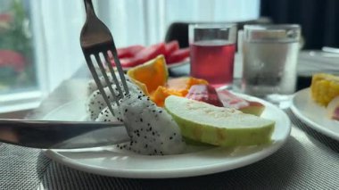 Beyaz Ejderha Meyve Döndürme Atışını kapat. Pitahaya Dilimlenmiş Parçalar Arkaplanı. Yüksek kalite 4k görüntü