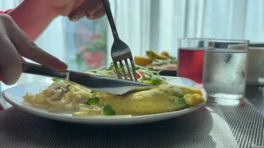 Vermicelli makarna ve yumurta çırpılmış. Yüksek kalite 4k görüntü