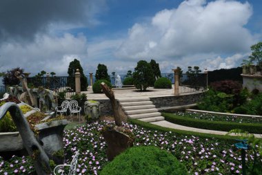 Da Nang, Vietnam Altın Köprüsü Elle Köprü ve DaNang Vietnam 'daki Ba Na Hills Güneş Dünyası' ndaki dağ manzaralı gözlemevi. Yüksek kalite fotoğraf