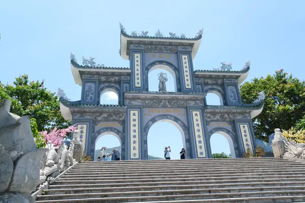 Danang Da Nang Vietnam 'daki Linh Ung Pagoda' da Buda Heykeli Merhamet Heykeli. Yüksek kalite fotoğraf