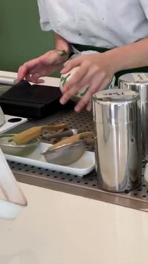 Yeşil kibrit çay tozu cam bardağa düşer. Geleneksel Japon içkisi. Yeşil çay yapıyorum. Suyu kibrit tozu ile karıştırıyorum. Sağlıklı içecek..