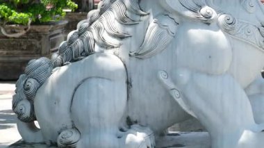 Gün batımında Ba Na Hills tapınağı, Vietnam 'ın Da Nang şehrinde bulutlar ve yemyeşil alanlarla çevrili. Yüksek kalite 4k görüntü