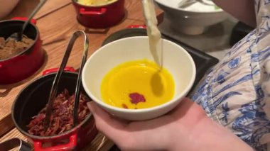 Kremalı ve organik kabak tohumlu sağlıklı balkabağı çorbası. Yüksek kalite 4k görüntü