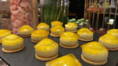 Rengarenk pastalar ve pastalar sergileniyor. Seçimde meyve soslu katmanlı dilimler, böğürtlenli kremalar ve çikolata kaplı tatlılar yer alıyor..