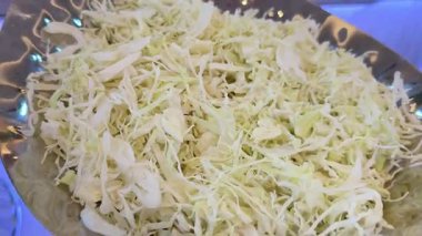 Lahana salatası ya da lahana salatası salatası, salata sosu ya da baharatlı, genellikle salata sosu ya da mayonez ya da Hollanda 'da bulunan ince dilimlenmiş çiğ lahanadan oluşan bir meze. 