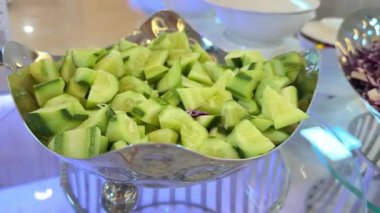 Taze salatalıklı sebze salatası. Yeşil organik malzemeler. Makro atış. Döndürme. Yüksek kalite 4k görüntü