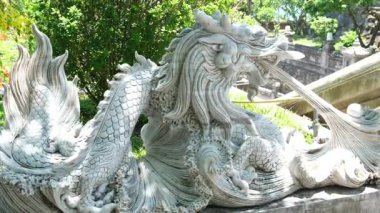 Gün batımında Ba Na Hills tapınağı, Vietnam 'ın Da Nang şehrinde bulutlar ve yemyeşil alanlarla çevrili. Yüksek kalite 4k görüntü