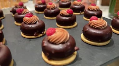 Çatalla browni yemek. Çikolatalı pastadan çikolata kremalı ve ahududulu bir ısırık almak. Yüksek kalite 4k görüntü