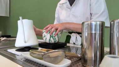 Yeşil kibrit çay tozu cam bardağa düşer. Geleneksel Japon içkisi. Yeşil çay yapıyorum. Suyu kibrit tozu ile karıştırıyorum. Sağlıklı içecek..