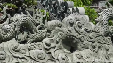 Gün batımında Ba Na Hills tapınağı, Vietnam 'ın Da Nang şehrinde bulutlar ve yemyeşil alanlarla çevrili. Yüksek kalite 4k görüntü