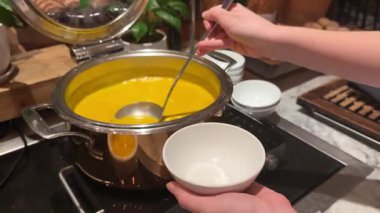 Tahta zeminde tohumlu balkabağı çorbası. Yüksek kalite 4k görüntü