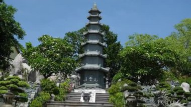 Gün batımında Ba Na Hills tapınağı, Vietnam 'ın Da Nang şehrinde bulutlar ve yemyeşil alanlarla çevrili. Yüksek kalite 4k görüntü