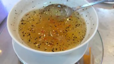  Baharatlı sos hazırlamak için taze biber, sarımsak, şeker, balık sosu ve limon karışımı karışımı içerir. Böylece eşsiz bir Tayland lezzeti oluşur. Yüksek kalite 4k görüntü