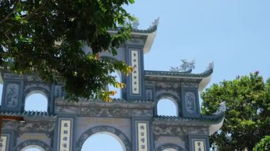 Gün batımında Ba Na Hills tapınağı, Vietnam 'ın Da Nang şehrinde bulutlar ve yemyeşil alanlarla çevrili. Yüksek kalite 4k görüntü