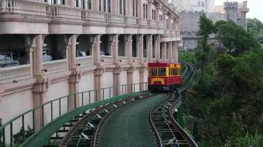 Da Nang, Vietnam Altın Köprüsü Elle Köprü ve DaNang Vietnam 'daki Ba Na Hills Güneş Dünyası' ndaki dağ manzaralı gözlemevi. Yüksek kalite fotoğraf