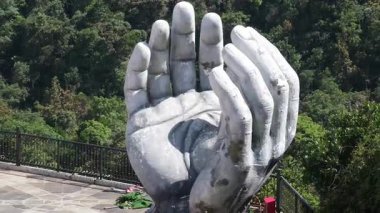 Da Nang, Vietnam Altın Köprüsü Elle Köprü ve DaNang Vietnam 'daki Ba Na Hills Güneş Dünyası' ndaki dağ manzaralı gözlemevi. Yüksek kalite fotoğraf