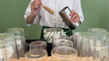 Yeşil kibrit çay tozu cam bardağa düşer. Geleneksel Japon içkisi. Yeşil çay yapıyorum. Suyu kibrit tozu ile karıştırıyorum. Sağlıklı içecek..