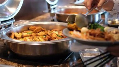 Açık büfe, şık büfe masasında taze renkli salata servis ediyor. Canlı sebzeler, rahat dekoratif yemekler, yemek atmosferi sağlıklı yemek, leziz yemek, doğal dokular.