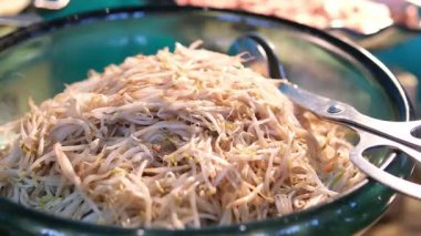 Mung fasulyesi filizleri dönüşümlü olarak yakınlaşır. Dönen fasulye tohumu. Yüksek kalite 4k görüntü