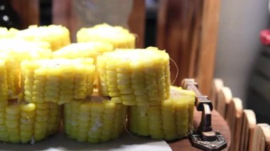 Sarı tohumlu dilimlenmiş mısır koçanı, lezzetli sarı taneciklerle pişirmek ve pişirmek için tatlı mısır parçaları. Yüksek kalite 4k görüntü