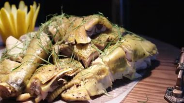 Haşlanmış sarı tavuk, Vietnamlı haşlanmış tavuk, balçıklı ve çok lezzetli kümes hayvanları bırakıyor. Yüksek kalite 4k görüntü