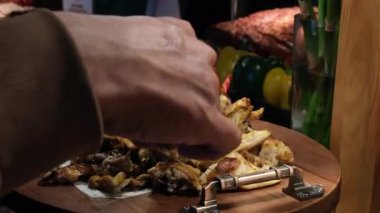 Geleneksel sigara ızgarasını Arjantin geleneksel restoranında asado etiyle kapatın. Elleriniz salata ve şarapla yemek seçsin. Aile masası. Yüksek kalite 4k görüntü