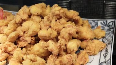 Kızarmış tavuk ve kızarmış patates kızartmasının tadını çıkarın. Her yemek için idealdir. Yüksek kalite 4k görüntü