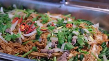 Erişte, tavuk, acı biber, sebze, tuz ve baharatlı Asya yemekleri. Yüksek kalite 4k görüntü