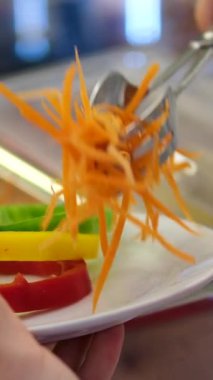 Yeşiller, meyveler ve sebzeler de dahil olmak üzere çeşitli malzemelerle dolu taze bir salata barının yakın plan görüntüsü. Yüksek kalite 4k görüntü