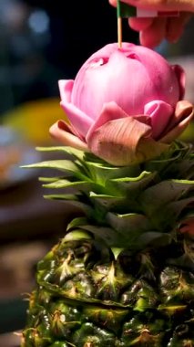 Yaz tatili yakınlarında ananas. - Yakın çekim. Dikey görüntü. Yüksek kalite 4k görüntü