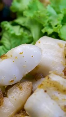 Marul ve domates garnitürlü mayonez soslu kızarmış karides. Yüksek kalite 4k görüntü