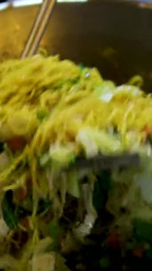 Kızartma Wok Pad Tayland eriştesi ve sebze yemeği yapılıyor. Yüksek kalite 4k görüntü