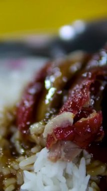 Sıcak büfede taze servis edilen pilav ve sosisli geleneksel feijoada. Pirinç aromalı