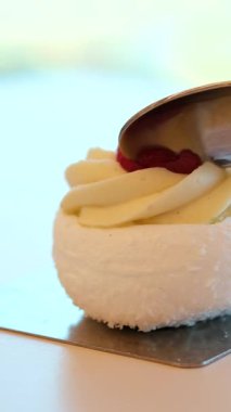 Hindistan cevizi kremalı ahududu, Macro ve Slow Motion 'daki Creamy Kalın Yoğurt' tan gümüş kaşıkla kaynatılmış. Yüksek kalite 4k görüntü