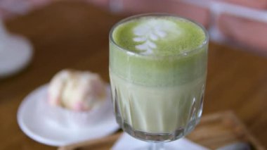 Buzlu kibritli latte. Dönen masanın yakın çekim görüntüleri. Yüksek kalite 4k görüntü