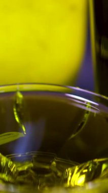 Yağ ve zeytin dalı olan cam kaplar beyaz masada izole edilmiş. Ön manzara. Yüksek kalite fotoğraf