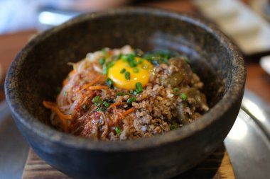 Kore baharatlı salata ve geleneksel Kore yemeği, Bibimbap karışık pirinç et ve çeşitli sebzeler, 4k çözünürlük.
